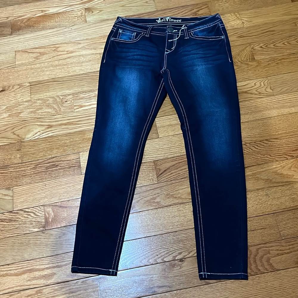 A GUC PAIR OF WALL FLOWER JEANS